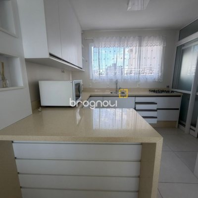 Apartamento com 78m², 3 quartos (sendo 1 suíte), 1 garagem, no bairro Centro em Florianópolis