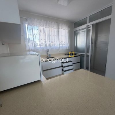 Apartamento com 78m², 3 quartos (sendo 1 suíte), 1 garagem, no bairro Centro em Florianópolis