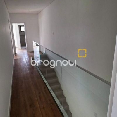 Casa com 200m², 4 quartos (sendo 4 suítes), 3 garagens, no bairro Ingleses do Rio Vermelho em Florianópolis
