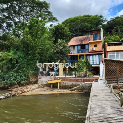 Casa com 180m², 5 quartos (sendo 1 suíte), 2 garagens, no bairro Ribeirão da Ilha em Florianópolis