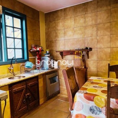 Casa com 180m², 5 quartos (sendo 1 suíte), 2 garagens, no bairro Ribeirão da Ilha em Florianópolis