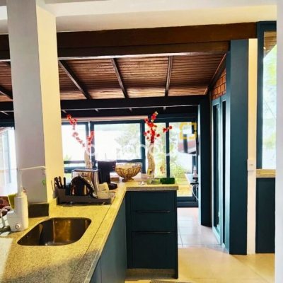 Casa com 180m², 5 quartos (sendo 1 suíte), 2 garagens, no bairro Ribeirão da Ilha em Florianópolis