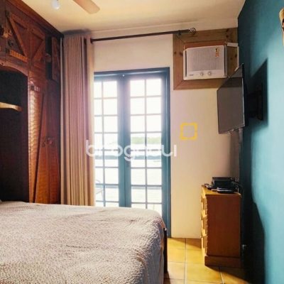 Casa com 180m², 5 quartos (sendo 1 suíte), 2 garagens, no bairro Ribeirão da Ilha em Florianópolis