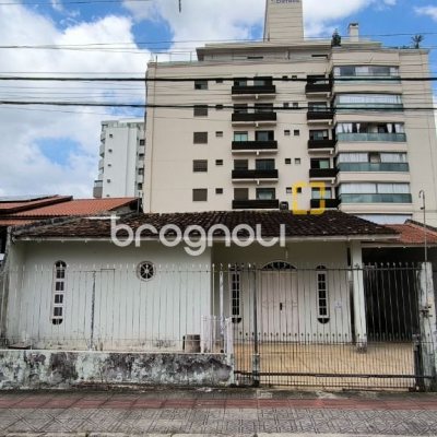 Casa com 271m², 5 quartos (sendo 1 suíte), 5 garagens, no bairro Balneário em Florianópolis
