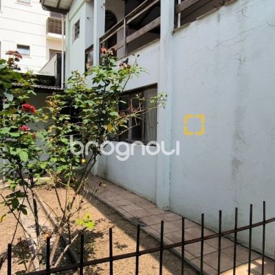 Casa com 271m², 5 quartos (sendo 1 suíte), 5 garagens, no bairro Balneário em Florianópolis