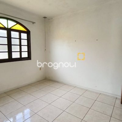 Casa com 271m², 5 quartos (sendo 1 suíte), 5 garagens, no bairro Balneário em Florianópolis