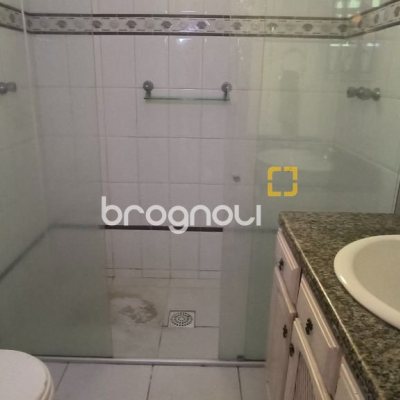 Casa com 271m², 5 quartos (sendo 1 suíte), 5 garagens, no bairro Balneário em Florianópolis