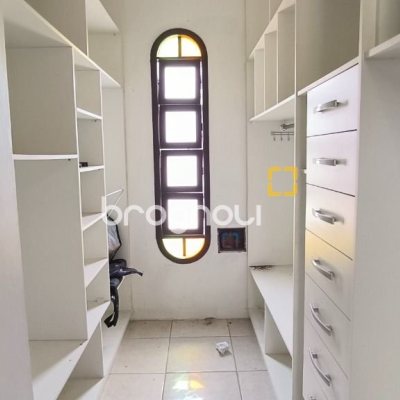 Casa com 271m², 5 quartos (sendo 1 suíte), 5 garagens, no bairro Balneário em Florianópolis