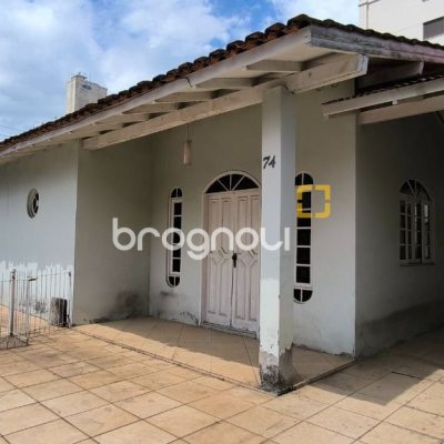 Casa com 271m², 5 quartos (sendo 1 suíte), 5 garagens, no bairro Balneário em Florianópolis