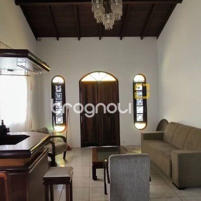 Casa com 271m², 5 quartos (sendo 1 suíte), 5 garagens, no bairro Balneário em Florianópolis