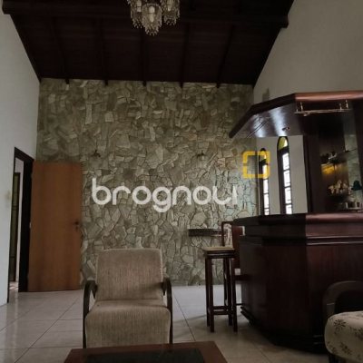 Casa com 271m², 5 quartos (sendo 1 suíte), 5 garagens, no bairro Balneário em Florianópolis