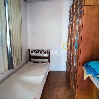 Casa com 271m², 5 quartos (sendo 1 suíte), 5 garagens, no bairro Balneário em Florianópolis