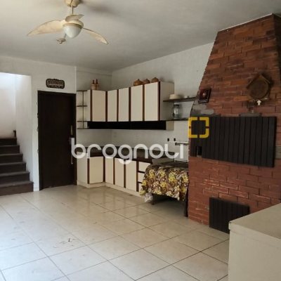 Casa com 271m², 5 quartos (sendo 1 suíte), 5 garagens, no bairro Balneário em Florianópolis
