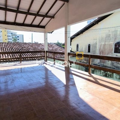 Casa com 271m², 5 quartos (sendo 1 suíte), 5 garagens, no bairro Balneário em Florianópolis
