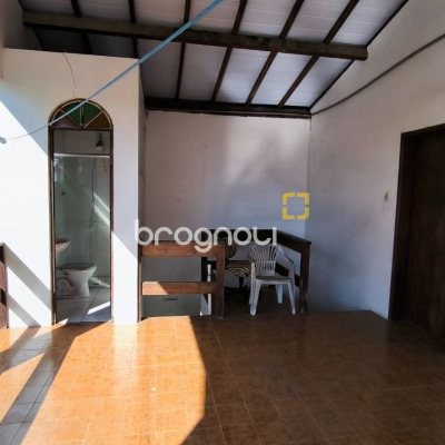 Casa com 271m², 5 quartos (sendo 1 suíte), 5 garagens, no bairro Balneário em Florianópolis