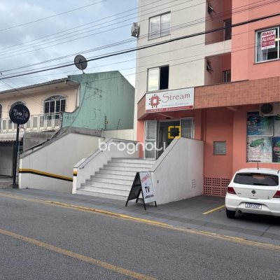 Loja com 39m², no bairro Barreiros em São José