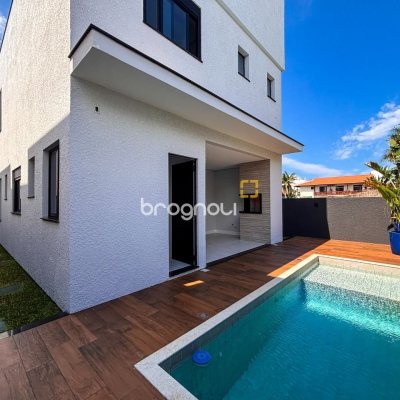 Casa com 233m², 4 quartos (sendo 3 suítes), 2 garagens, no bairro Ingleses em Florianópolis