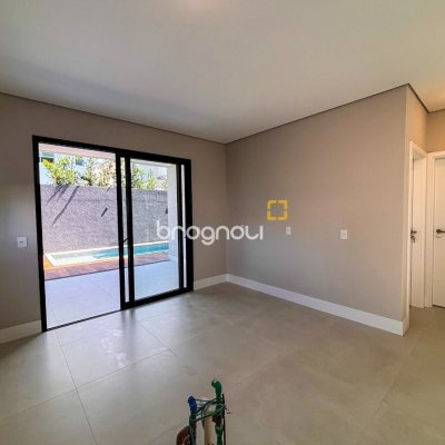 Casa com 233m², 4 quartos (sendo 3 suítes), 2 garagens, no bairro Ingleses em Florianópolis