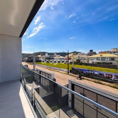 Casa com 233m², 4 quartos (sendo 3 suítes), 2 garagens, no bairro Ingleses em Florianópolis
