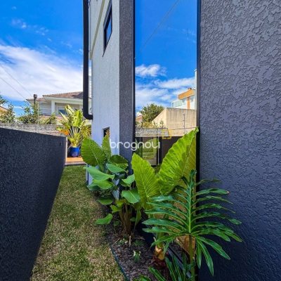 Casa com 233m², 4 quartos (sendo 3 suítes), 2 garagens, no bairro Ingleses em Florianópolis