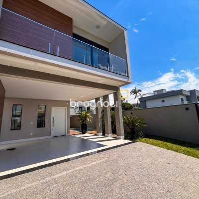 Casa com 215m², 4 quartos (sendo 3 suítes), 2 garagens, no bairro Ingleses em Florianópolis