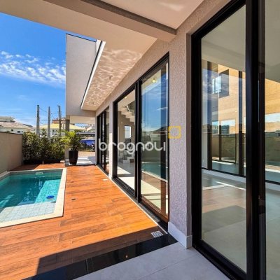 Casa com 215m², 4 quartos (sendo 3 suítes), 2 garagens, no bairro Ingleses em Florianópolis