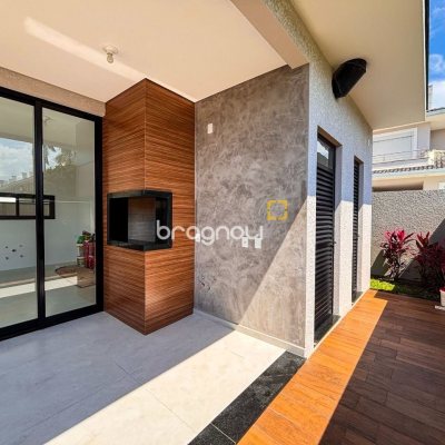 Casa com 215m², 4 quartos (sendo 3 suítes), 2 garagens, no bairro Ingleses em Florianópolis