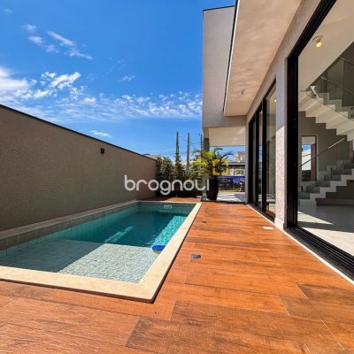 Casa com 215m², 4 quartos (sendo 3 suítes), 2 garagens, no bairro Ingleses em Florianópolis