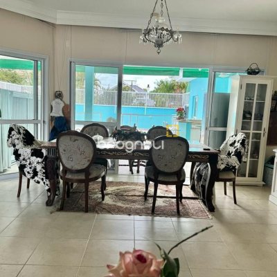 Casa com 269m², 3 quartos (sendo 2 suítes), 6 garagens, no bairro Jurerê em Florianópolis