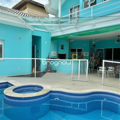 Casa com 269m², 3 quartos (sendo 2 suítes), 6 garagens, no bairro Jurerê em Florianópolis