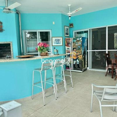 Casa com 269m², 3 quartos (sendo 2 suítes), 6 garagens, no bairro Jurerê em Florianópolis