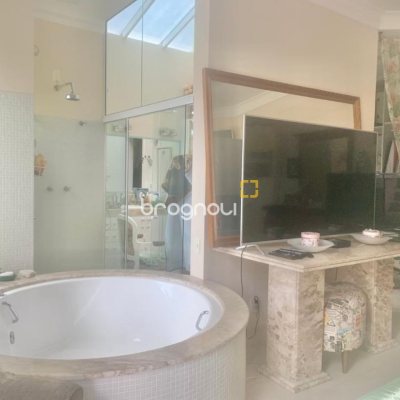 Casa com 269m², 3 quartos (sendo 2 suítes), 6 garagens, no bairro Jurerê em Florianópolis
