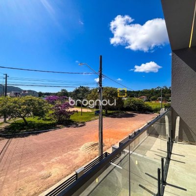 Casa com 177m², 3 quartos (sendo 3 suítes), 2 garagens, no bairro Rio Vermelho em Florianópolis