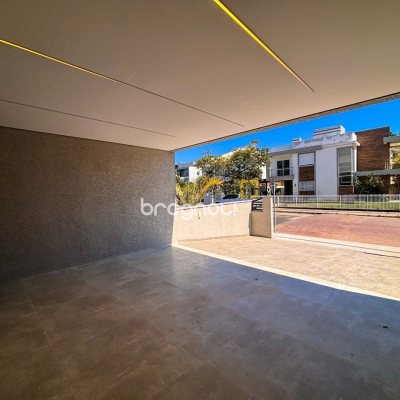 Casa com 177m², 3 quartos (sendo 3 suítes), 2 garagens, no bairro Rio Vermelho em Florianópolis