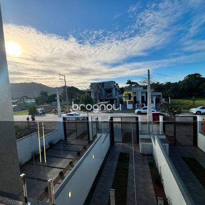 Casa com 120m², 2 quartos (sendo 2 suítes), 2 garagens, no bairro Rio Vermelho em Florianópolis
