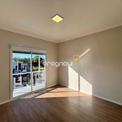 Casa com 154m², 3 quartos (sendo 1 suíte), 2 garagens, no bairro Rio Vermelho em Florianópolis