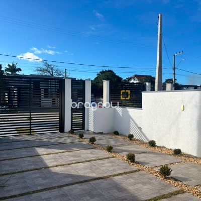 Casa com 154m², 3 quartos (sendo 1 suíte), 2 garagens, no bairro Rio Vermelho em Florianópolis