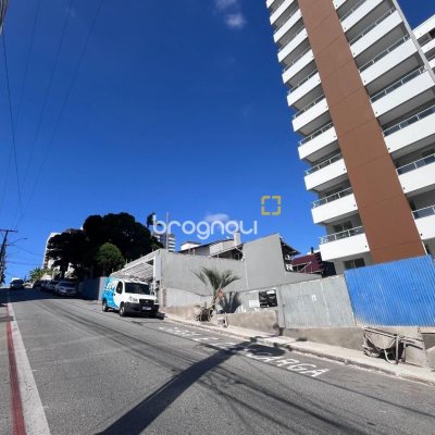 Apartamento com 78m², 2 quartos (sendo 1 suíte), 1 garagem, no bairro Barreiros em São José