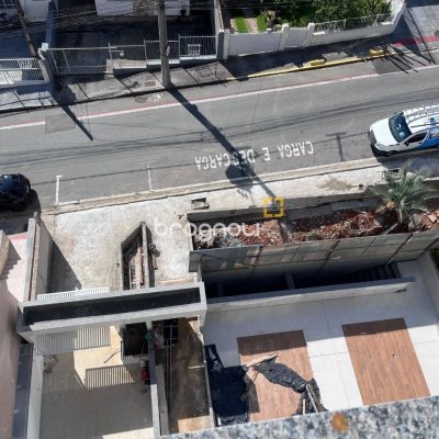 Apartamento com 78m², 2 quartos (sendo 1 suíte), 1 garagem, no bairro Barreiros em São José