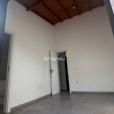 Casa com 60m², 2 quartos (sendo 1 suíte), 2 garagens, no bairro Rio Vermelho em Florianópolis