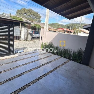 Casa com 60m², 2 quartos (sendo 1 suíte), 2 garagens, no bairro Rio Vermelho em Florianópolis