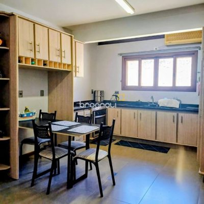Casa com 216m², 4 quartos (sendo 1 suíte), 2 garagens, no bairro Cacupé em Florianópolis