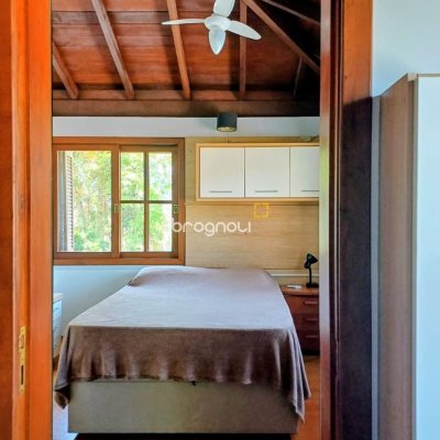 Casa com 216m², 4 quartos (sendo 1 suíte), 2 garagens, no bairro Cacupé em Florianópolis