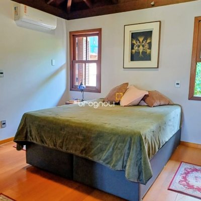 Casa com 216m², 4 quartos (sendo 1 suíte), 2 garagens, no bairro Cacupé em Florianópolis