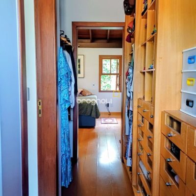 Casa com 216m², 4 quartos (sendo 1 suíte), 2 garagens, no bairro Cacupé em Florianópolis