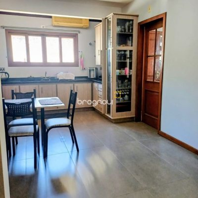 Casa com 216m², 4 quartos (sendo 1 suíte), 2 garagens, no bairro Cacupé em Florianópolis
