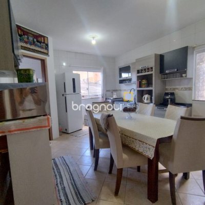 Casa com 180m², 7 garagens, no bairro Monte Cristo em Florianópolis