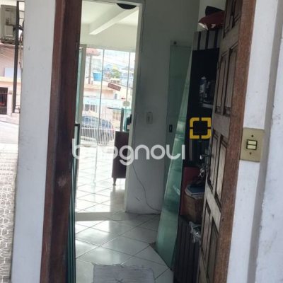 Casa com 180m², 7 garagens, no bairro Monte Cristo em Florianópolis