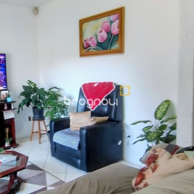 Casa com 180m², 7 garagens, no bairro Monte Cristo em Florianópolis