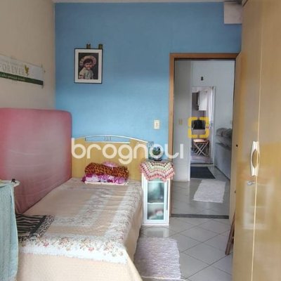 Casa com 180m², 7 garagens, no bairro Monte Cristo em Florianópolis